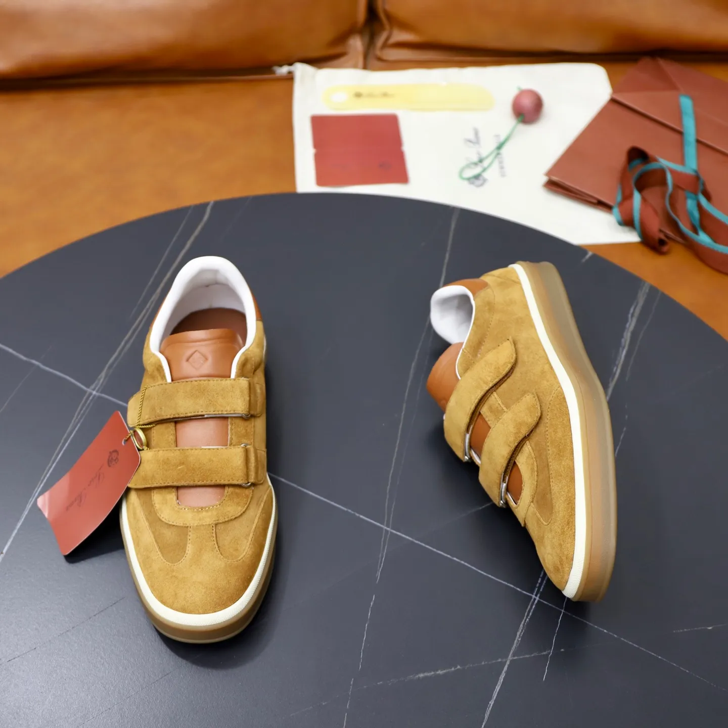 Ex-factory price: 560💰Loro Riana men’s moral training sneakers! Made from high-quality materials and designed in a low-cut silhouette, it offers an elegant and stylish look that's suitable for year-round wear. The unique double-layer sole aesthetic design, caramel cup-shaped outsole is decorated with off-white rubber trim, creating an attractive color combination. Pair with tailored pieces or jeans for a sophisticated yet casual look. The heel is decorated with soft cow leather tongue with Kummel color inserts and cotton laces with embossed LP logo. Upper: cow split suede stitching knitted fabric. Lining: original thickened soft sheepskin. Size: 38-39-40-41-42-43-44 (customized in 45.46)
